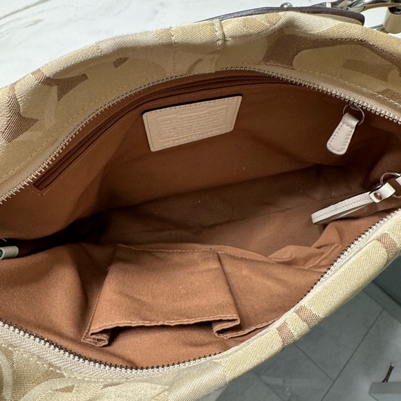 Coach Carly Hobo bag. - Picture 2 of 7